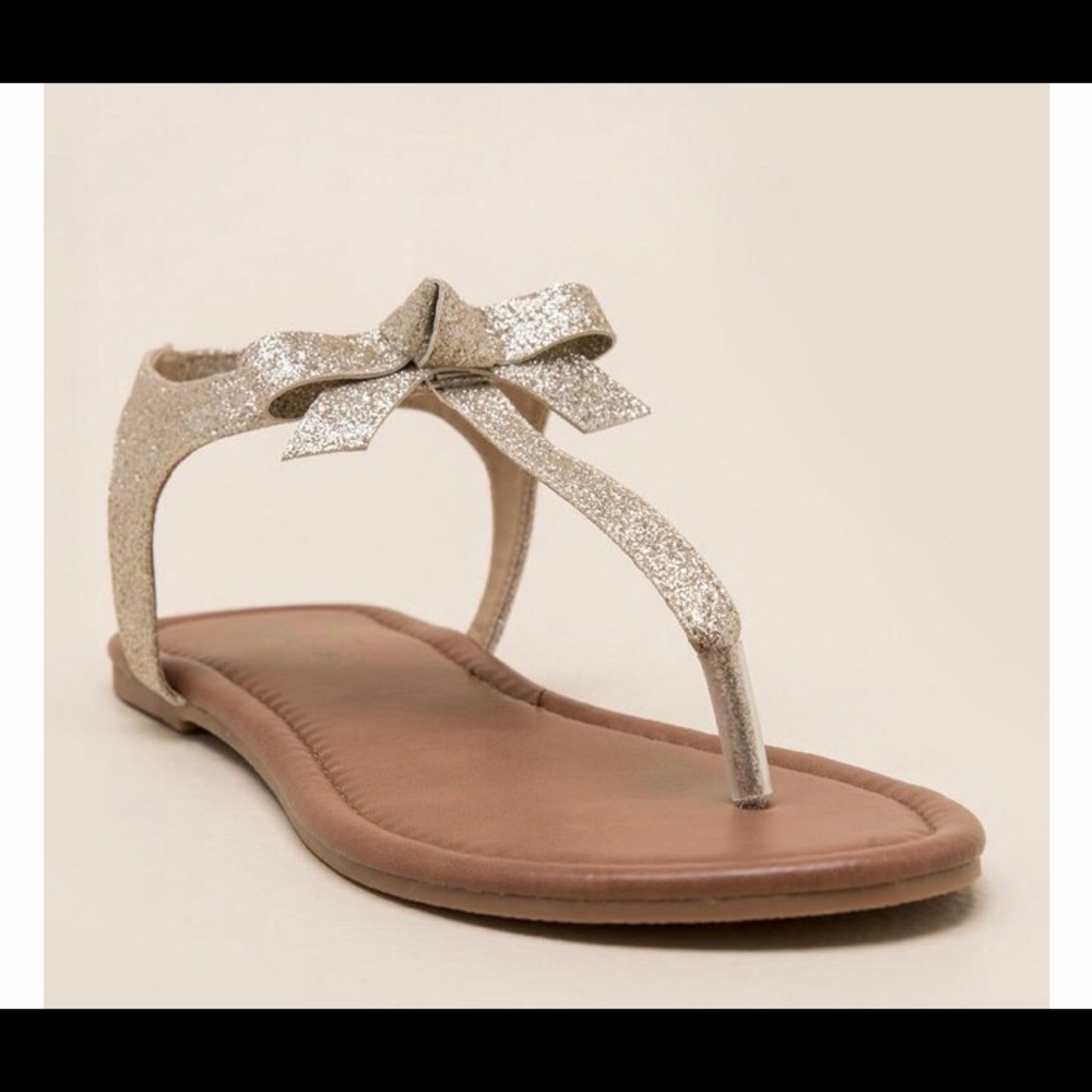 NWOT Francesca’s gold glitter bow sandals